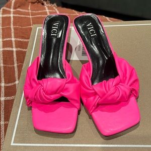 New never worn Sold out fuchsia pink kitten heels
